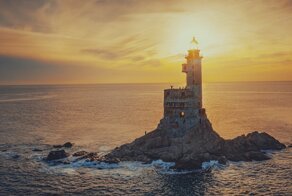 Заброшенный атомный маяк на краю российской земли