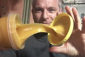 Помыть голову и сделать бутерброд: как в невесомости привычные действия превращаются в настоящее испытание