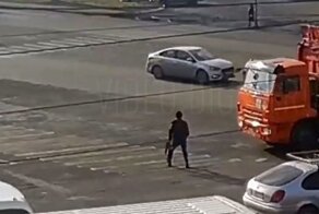 В Бийске идущего через дорогу пенсионера сбил мусоровоз