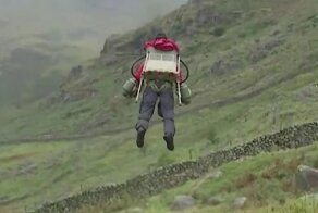 Британских парамедиков учат летать с реактивными ранцами