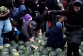 "Не на жизнь, а на смерть!": жители Ижевска устроили драку за арбузы