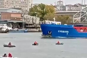 "Дави их всех ... пииип! Танкер "Суздаль" протаранил моторную лодку на реке Дон
