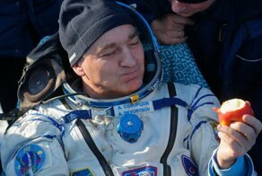 Что космонавты просят привезти сразу после посадки?