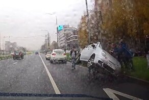 Маленький «Матиз» оказался на боку, в результате манёвра водителя «БМВ»