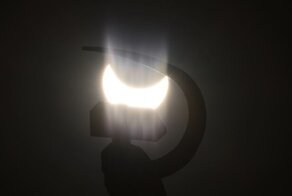 Жители российских городов наблюдали частичное солнечное затмение