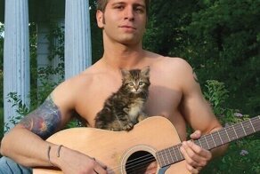 Календари с мужчинами и котятами скупают ради доброго дела