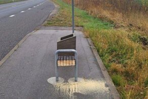 Жители Латвии пилят лавочки на дрова