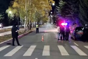 Молодой водитель тонированной «Лады» отвлёкся на телефонный звонок и сбил человека