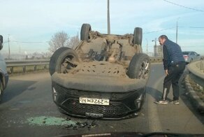 Этот водитель знает, как эффектно обгонять в повороте: момент ДТП с переворотом автомобиля в Рязани