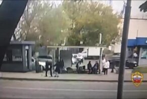 В Кунцево посреди улицы злоумышленник избил женщину, чтобы ее ограбить. Его не смутили ни люди на остановке, ни дневное время