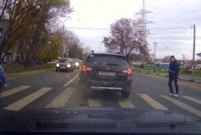 «Перестроился и сразу по тормозам!»: ДТП на пешеходном переходе в Нижнем Новгороде