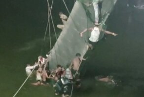 В Индии рухнул вантовый мост, на котором находились сотни людей