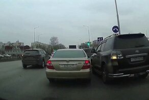 Сам себя наказал: водитель «Крузака» устроил небольшое ДТП