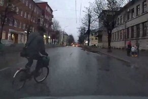 Был бы трезвый, уже бы сбили: пируэты велосипедиста из Рыбинска