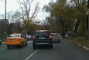 Интересные манёвры в исполнении автомобилистки привели к ДТП