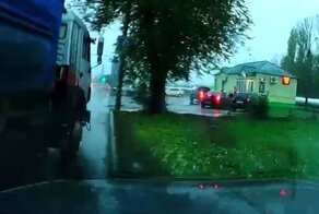 Водитель большегруза не успел затормозить и выдавил легковушку на газон