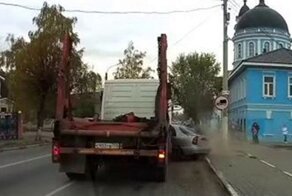 Водитель мусоровоза не поделил полосу с водителем легковушки в Подмосковье