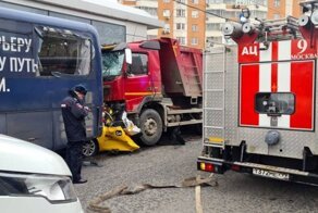 Авария дня. Страшное ДТП в Москве, грузовик смял такси с водителем и пассажиром внутри