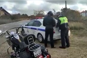 Оштрафован на две тысячи: в Севастополе байкер перекрыл дорогу троллейбусу