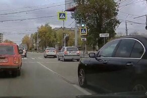 Водитель BMW до последнего думал, что его пропустят, но не угадал