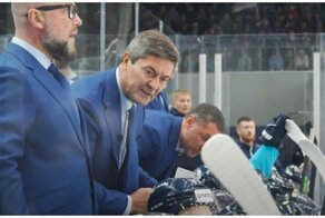 Харизматичный хоккейный тренер провёл матч с микрофоном на одежде