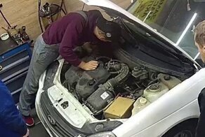 Случайный наезд на механика в автосервисе