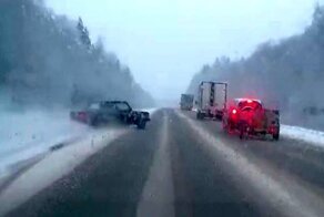 Не уверен — не рискуй: занос во время обгона на заснеженной трассе