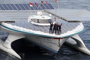 Первое кругосветное плавание на солнечных батареях (5 фото)
