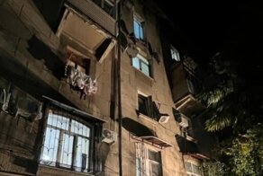 В центре Сочи отвалился балкон жилого дома вместе с людьми