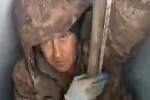 "Сорвалось": рабочий случайно уронил своего коллегу в колодец