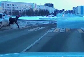 В Магадане водитель сбил пешехода, а затем пытался скрыться от сотрудников ГИБДД