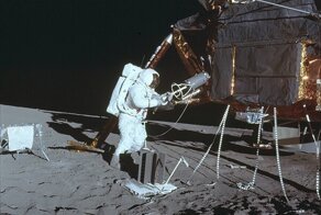 20 редких фотографий с высадки на Луну из архивов NASA