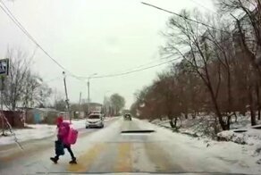 В Хабаровске автомобиль едва не сбил ребёнка