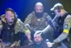 В калужском театре актёры в украинской военной форме инсценировали захват заложников на спектакле «Вежливые люди»