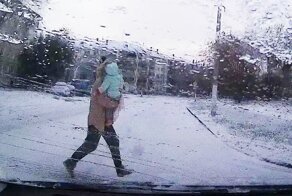 Мать с годовалым ребёнком на руках решила перебежать дорогу в неположенном месте