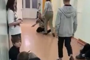 К директору, сучонок!»: учитель из Дзержинска психанул и избил школьника
