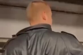 Нео, ты ли это? Парень решил выйти из вагона до остановки поезда