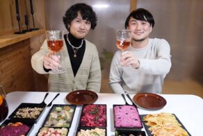 Японцев угостили новогодней едой из России и сняли их реакцию