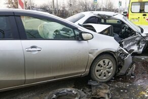 Авария дня. В Комсомольске-на-Амуре автомобилистка подлетела на отбойнике и оказалась на встречной полосе