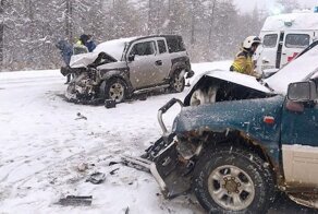 Авария дня. ДТП с тремя автомобилями на заснеженной трассе под Магаданом