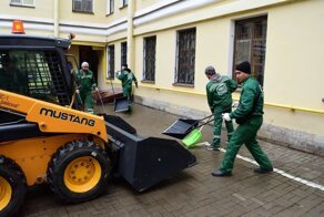 Фантазёры. В Петербурге прошли учения дворников по уборке воображаемого снега