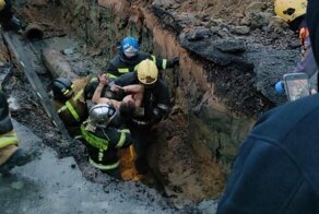 В Питере полуголый парень застрял в канализационной трубе