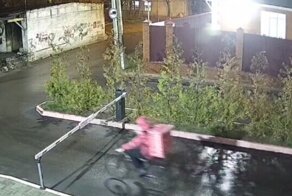 Встреча невнимательного курьера со шлагбаумом