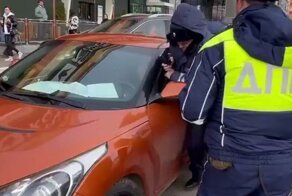 Не выйду и точка: в Смоленске женщина наехала на человека, полицейским пришлось силой доставать её из машины