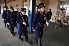Бездомных, ночевавших на вокзале, устроили там на постоянную работу