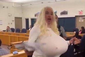 В Канаде уроки труда в школе ведёт трансгендер с огромной накладной грудью