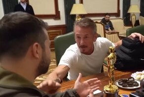 В сети высмеяли актёра Шона Пенна, который дал Зеленскому "ненадолго подержать" свой "Оскар"