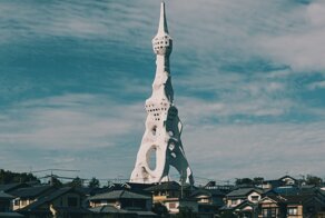 Кто построил эту странную огромную башню посреди небольшого японского города