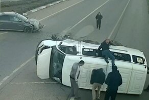 Авария дня. Маршрутка опрокинулась на бок в результате ДТП в Пятигорске