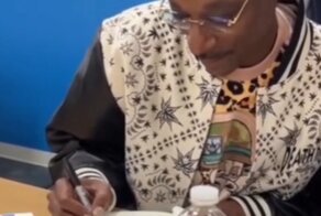 Снуп Догг пытается написать свой псевдоним на японском